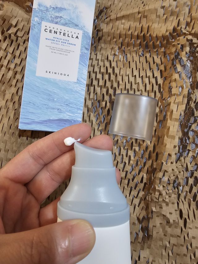 [스킨1004] 마다가스카르 센텔라 히알루-시카 워터핏 선세럼 50ml 리뷰 사진