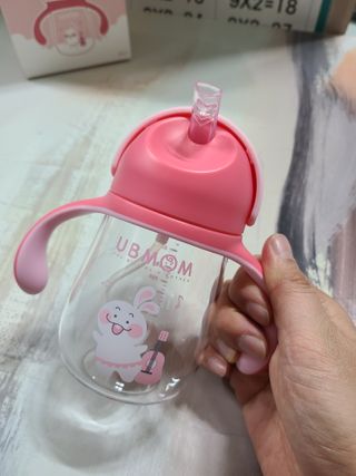 유비맘 트라이탄 코니빨대컵_컬러 랜덤 발송 — 5점을 준 리뷰어가 2020년 12월 올린 사용 사진