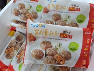 로드몰 [굽네] 컬리플라워 닭가슴살 만두 2종 6팩 — 4.5점을 준 리뷰어가 2021년 11월 올린 사용 사진