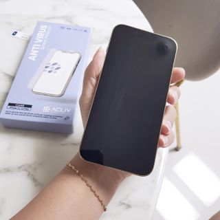 아클리브 Premium 항균 항바이러스 액정 보호필름(iPhone) — 5점을 준 리뷰어가 2022년 10월 올린 사용 사진