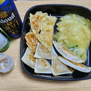 (주)성경순만두 곤약만두.콘치즈만두,삼각당면만두,당면 야끼만두,대구전통 납작만두,떡뽁이 매콤소스,달콤소스 — 4점을 준 리뷰어가 2023년 6월 올린 사용 사진