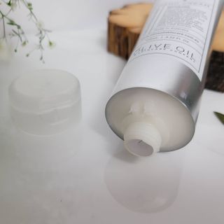 올리브 오일 스킨케어 컴퍼니 [OOSC] 보송보송한 내추럴리 너리시드 핸드크림 125ml — 3.5점을 준 리뷰어가 2021년 4월 올린 사용 사진