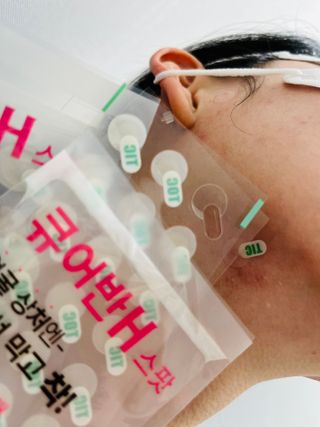 [큐어반H 스팟] 자외선 99프로 차단되는 스틱타입 스팟밴드(1팩 / 66매입) — 3점을 준 리뷰어가 2022년 11월 올린 사용 사진