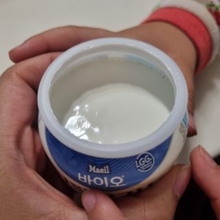 매일바이오 그릭요거트 오리지널 플레인 4개, 로스터리 커피믹스 4개 — 5점을 준 리뷰어가 2021년 12월 올린 사용 사진