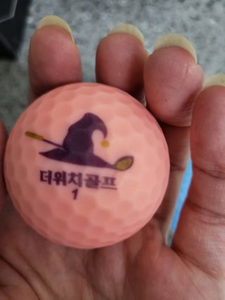더위치골프(thewitchgolf) 프리미엄 골프 공 더위치골프 매트 펄 컬러의 3피스볼 더위치골프 골프볼 선물세트 — 4.5점을 준 리뷰어가 2023년 9월 올린 사용 사진