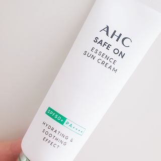 [AHC] 세이프온 에센스 선크림 올리브영 스페셜 증정 기획세트 — 4점을 준 리뷰어가 2022년 6월 올린 사용 사진