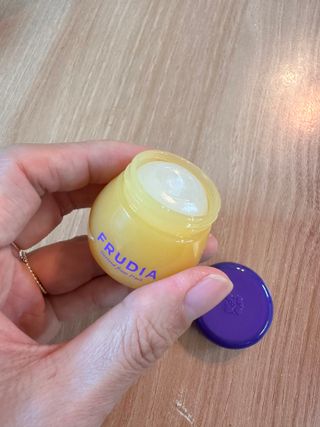 틱톡 [후르디아] 튼입술해결템 올리브영 블루베리 하이드레이팅 허니 립밤 — 5점을 준 리뷰어가 2023년 10월 올린 사용 사진