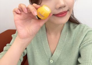 틱톡 [후르디아] 튼입술해결템 올리브영 블루베리 하이드레이팅 허니 립밤 — 5점을 준 리뷰어가 2023년 11월 올린 사용 사진