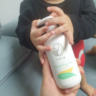 mom e 맘이 내추럴 베이비 케어 샴푸앤바스+로션 — 5점을 준 리뷰어가 2021년 1월 올린 사용 사진