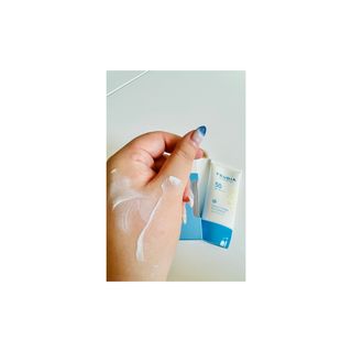 틱톡 [후르디아] 백탁NO! 화잘먹 수분광 선 에센스✨ — 4점을 준 리뷰어가 2023년 8월 올린 사용 사진