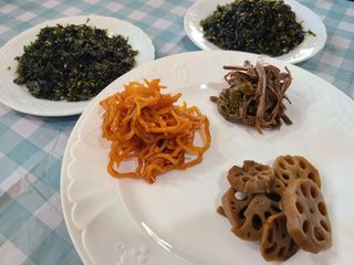 하나마이 [마마쿡] 전 청와대 천상현 셰프의 밑반찬  5종세트(소고기 장조림+연근조림+진미채+간장김자반+새우김자반) — 5점을 준 리뷰어가 2023년 4월 올린 사용 사진