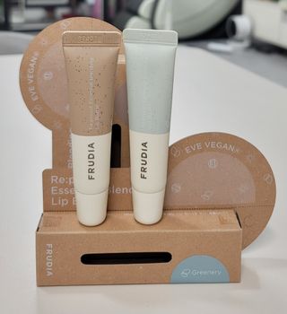[후르디아] 올리브영 착한보습 비건 립버터 2종 — 4점을 준 리뷰어가 2022년 11월 올린 사용 사진
