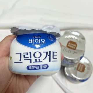 매일바이오 그릭요거트 오리지널 플레인 4개, 로스터리 커피믹스 4개 — 3.5점을 준 리뷰어가 2021년 12월 올린 사용 사진