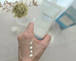 [스킨1004] 마다가스카르 센텔라 히알루-시카 워터핏 선세럼 50ml — 5점을 준 리뷰어가 2024년 5월 올린 사용 사진