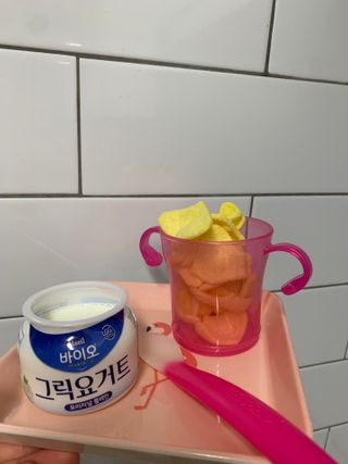 매일바이오 그릭요거트 오리지널 플레인 4개, 로스터리 커피믹스 4개 — 4.5점을 준 리뷰어가 2021년 12월 올린 사용 사진