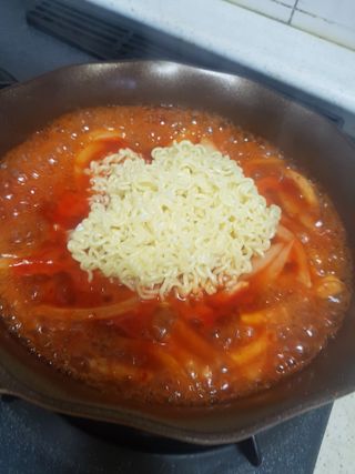 더밥  고추마녀 라볶이 +  나이스미 무설탕 현미후레이크 — 5점을 준 리뷰어가 2021년 10월 올린 사용 사진