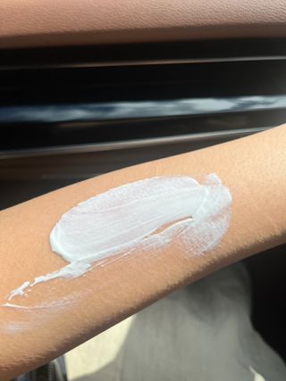 틱톡 [후르디아] 백탁NO! 화잘먹 수분광 선 에센스✨ — 5점을 준 리뷰어가 2023년 8월 올린 사용 사진