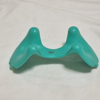 힐니스북 [힐마이넥]   거북목 통증완화를 위한 휴대용 목 안마기 — 5점을 준 리뷰어가 2022년 12월 올린 사용 사진