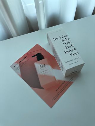 줄라이 모닝 _ JULY MORNING 줄라이모닝 하이드레이팅 퍼퓸드 바디앤핸드 에멀젼 — 5점을 준 리뷰어가 2022년 3월 올린 사용 사진