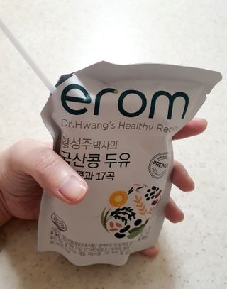 이롬 황성주 박사의 국산콩 두유 검은콩과 17곡 프리미엄 — 5점을 준 리뷰어가 2021년 5월 올린 사용 사진