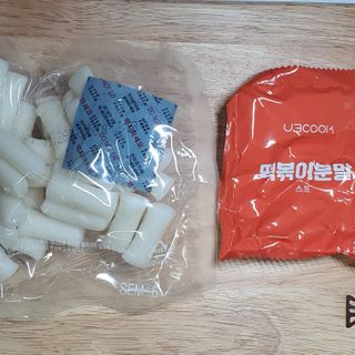 유비쿡 컵떡볶이 매운컵떡볶이2개/ 짜장컵떡볶이 2개  총 4개세트 — 5점을 준 리뷰어가 2021년 3월 올린 사용 사진