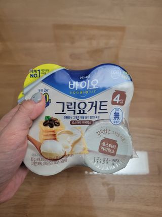 매일바이오 그릭요거트 오리지널 플레인 4개, 로스터리 커피믹스 4개 — 5점을 준 리뷰어가 2021년 12월 올린 사용 사진