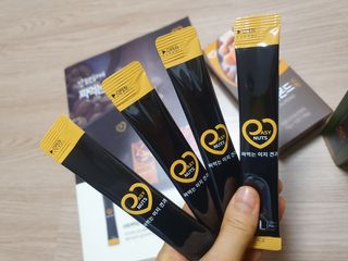 짜먹는 이지견과 짜먹는 이지아몬드, 짜먹는 이지허니피넛, 짜먹는 이지캐슈넛 각 10g X  10포 — 5점을 준 리뷰어가 2021년 2월 올린 사용 사진