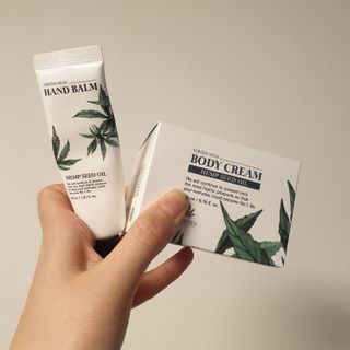 버텍스넘버원 버텍스 넘버원 햄프씨드오일 핸드밤, 바디크림 — 5점을 준 리뷰어가 2022년 4월 올린 사용 사진