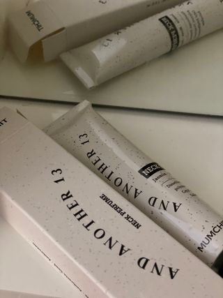멈칫(MUMCHIT) 넥퍼퓸 NECKPERFUME 2가지 향 — 5점을 준 리뷰어가 2021년 11월 올린 사용 사진