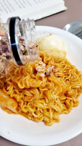 더밥  고추마녀 라볶이 +  나이스미 무설탕 현미후레이크 — 4점을 준 리뷰어가 2021년 10월 올린 사용 사진