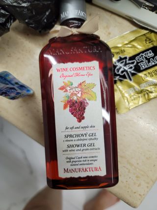 체코 비건화장품 마뉴팍투라 향좋은 와인 샤워젤 (300ml) — 5점을 준 리뷰어가 2022년 6월 올린 사용 사진