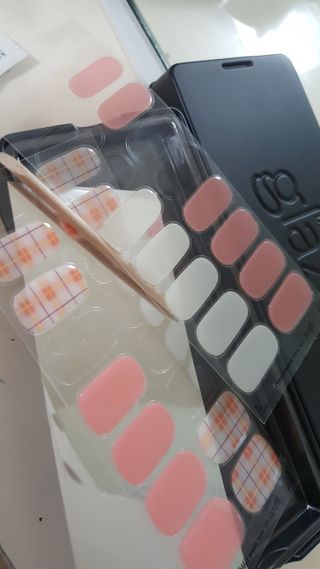 데싱디바 글레이즈 젤네일 네온체크 네일_4종 중 택 1 — 5점을 준 리뷰어가 2021년 8월 올린 사용 사진