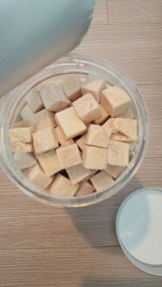 [펫시밀] 원물그대로 영양듬뿍 진공동결건조 북어트릿75g,치킨트릿100g,연어트릿75g 강아지 고양이 간식 — 5점을 준 리뷰어가 2023년 5월 올린 사용 사진