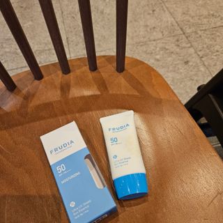 틱톡 [후르디아] 백탁NO! 화잘먹 수분광 선 에센스✨ — 4점을 준 리뷰어가 2023년 9월 올린 사용 사진