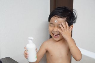 mom e 맘이 내추럴 베이비 케어 샴푸앤바스+로션 — 4.5점을 준 리뷰어가 2021년 1월 올린 사용 사진