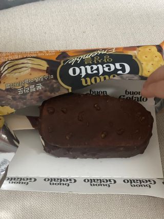 롯데제과 본젤라또 비스킷&바닐라카라멜바, 본젤라또 베리쇼콜라컵 — 5점을 준 리뷰어가 2021년 11월 올린 사용 사진