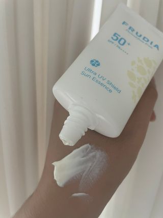 틱톡 [후르디아] 백탁NO! 화잘먹 수분광 선 에센스✨ — 5점을 준 리뷰어가 2023년 6월 올린 사용 사진