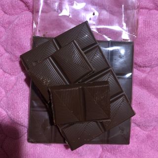 당류2g 자일리톨로 단맛을낸 슈카 퓨어비건 무설탕초콜릿 Xucker vegan 2개입 — 4점을 준 리뷰어가 2021년 4월 올린 사용 사진