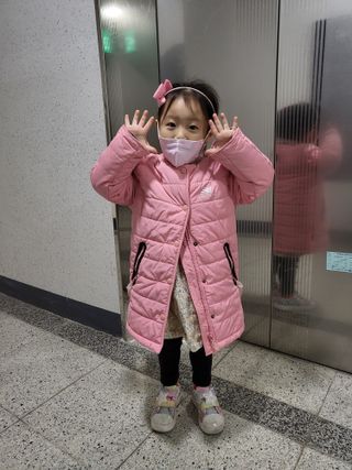 애니가드키즈 새부리형 KF94  5컬러 각 10매입 [화이트, 블랙, 크리미베이지, 코튼핑크, 그레이] 3-6세 — 5점을 준 리뷰어가 2022년 2월 올린 사용 사진