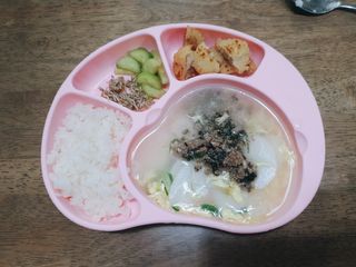 유비맘 캐릭터 실리콘 흡착 식판_색상 랜덤발송 — 5점을 준 리뷰어가 2021년 1월 올린 사용 사진