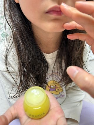 [후르디아] 유아부터 어른까지, 안심 아보카도 립밤 듀오 세트 — 5점을 준 리뷰어가 2024년 1월 올린 사용 사진