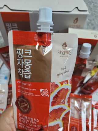 자연에온 핑크 자몽 착즙 100mL 10개입 1BOX +가 득담은 자몽 콜라겐 젤리스틱 1BOX — 5점을 준 리뷰어가 2021년 6월 올린 사용 사진