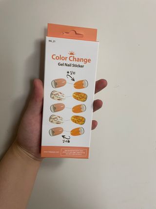 [네일가게] 햇빛에 닿으면 색이 변하는 신기한 햇살 반전 네일스티커_B — 3.5점을 준 리뷰어가 2021년 8월 올린 사용 사진