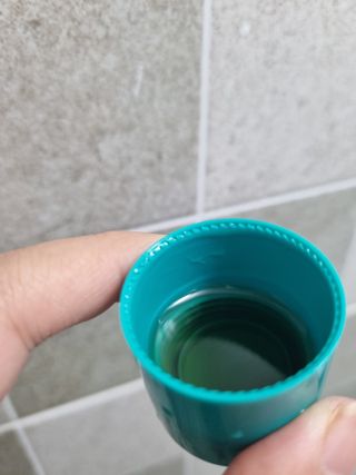 30초 후 눈으로 확인하는 헬리덴티 프라글린스 가글 — 5점을 준 리뷰어가 2021년 6월 올린 사용 사진