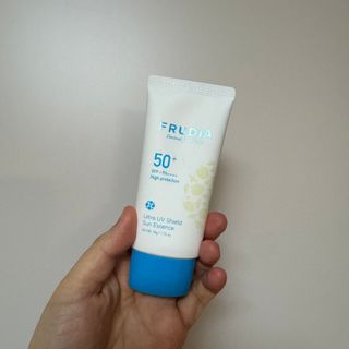 나우 [후르디아] 백탁NO! 화잘먹 수분광 선 에센스✨ — 5점을 준 리뷰어가 2025년 3월 올린 사용 사진