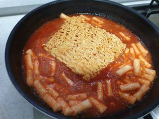 더밥  고추마녀 라볶이 +  나이스미 무설탕 현미후레이크 — 5점을 준 리뷰어가 2021년 10월 올린 사용 사진