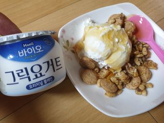 매일바이오 그릭요거트 오리지널 플레인 4개, 로스터리 커피믹스 4개 — 5점을 준 리뷰어가 2021년 12월 올린 사용 사진