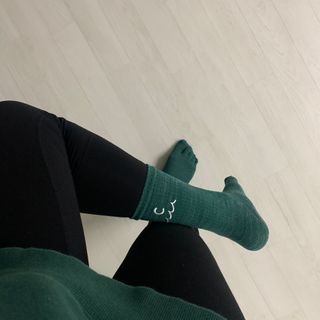 카우아이 필라테스 기어 / 스튜디오 운동을 도와주는 일체형 논슬립 발가락 양말 — 3.5점을 준 리뷰어가 2021년 2월 올린 사용 사진