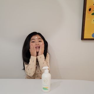 mom e 맘이 내추럴 베이비 케어 샴푸앤바스+로션 — 5점을 준 리뷰어가 2021년 1월 올린 사용 사진