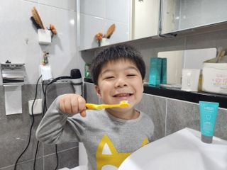 치과에서 쓰는 치약 _ 라벨제로 저불소 꼬마, 키즈, 유아, 베이비, 주니어 안전한 어린이치약 — 5점을 준 리뷰어가 2023년 11월 올린 사용 사진